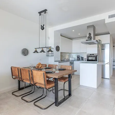 Modern Flat With 2 Bedrooms, Terrace, And Pool In Cala De Mijas アパート ラ・カラ・デ・ミハス